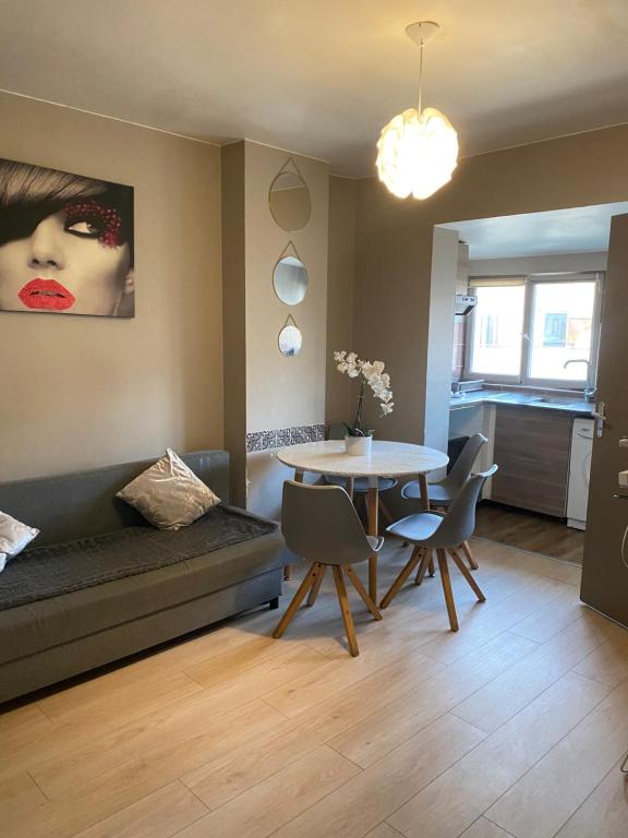 un salon avec un canapé et une table dans l'établissement Cosy appartement 2P, 10 mn Paris Opéra, à Aubervilliers
