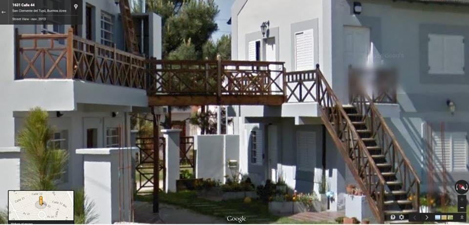 um edifício com uma escada no meio em La Posada de Damian em San Clemente del Tuyú
