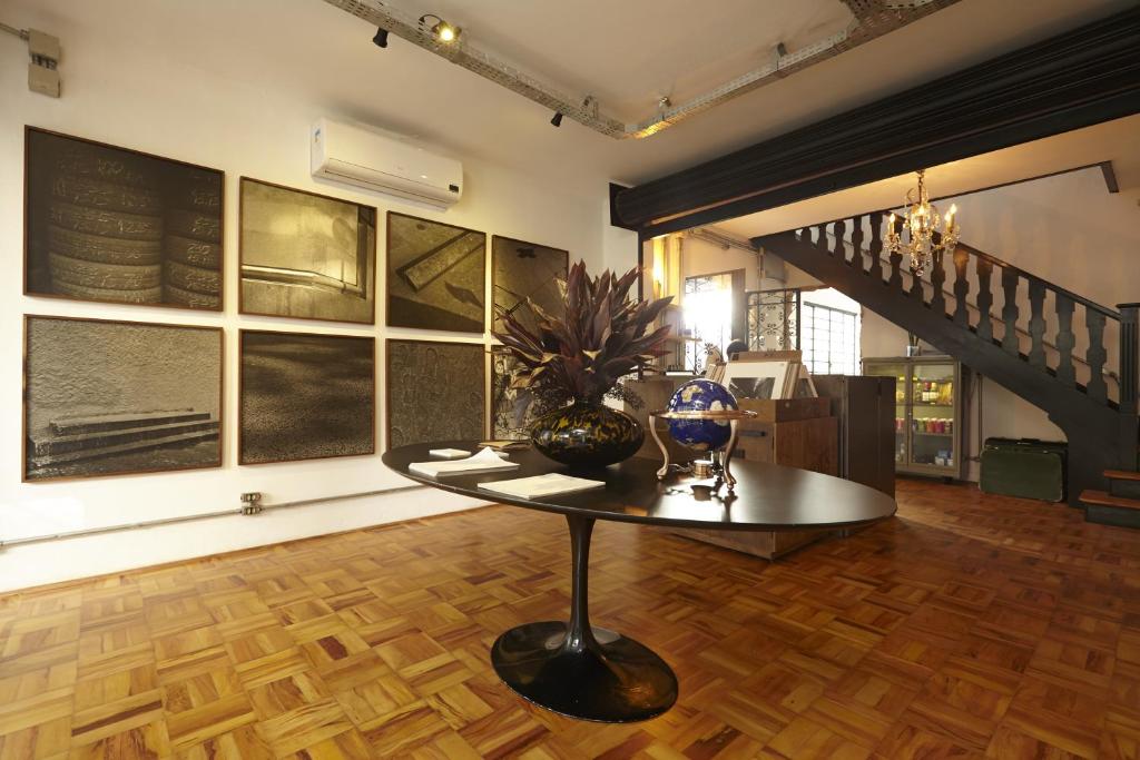 una habitación con una mesa en el medio de una habitación en Guest Urban Hotel Design Pinheiros, en São Paulo