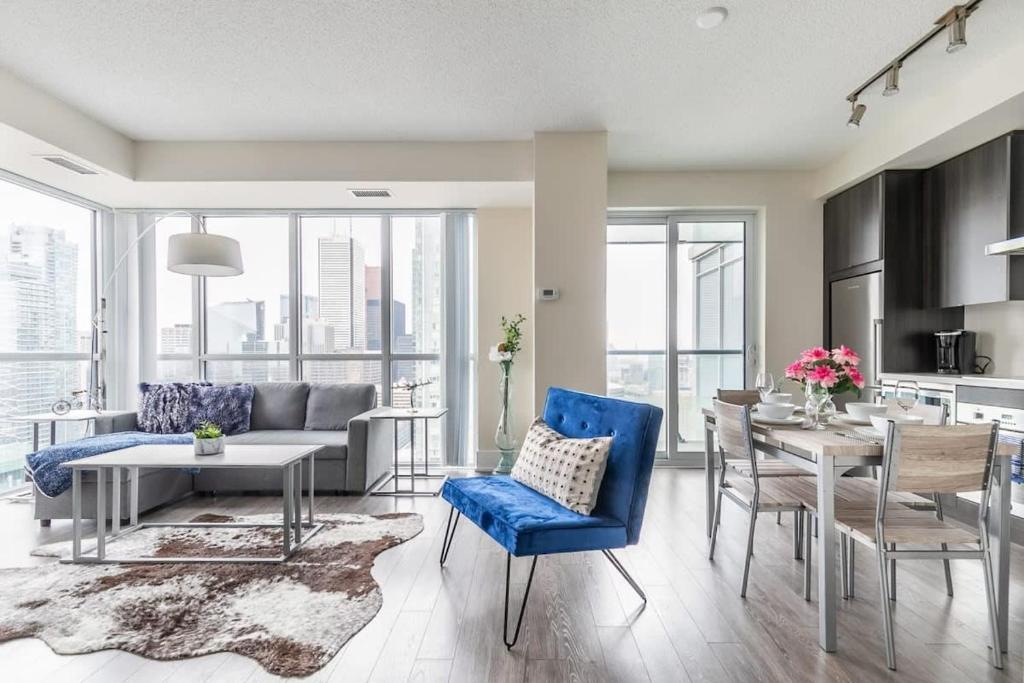 een woonkamer met een bank en een tafel bij Luxurious Condo 1 King bedroom With Panoramic Views in Toronto