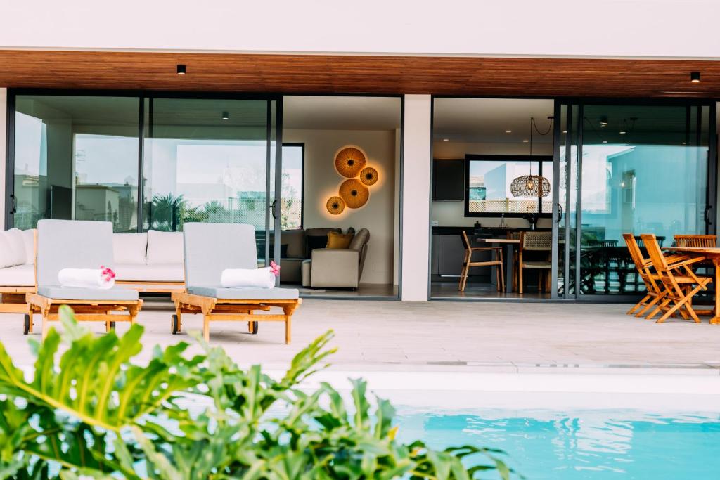 uma casa com uma piscina em frente em Villa Sal Marina Deluxe Lajares em Lajares