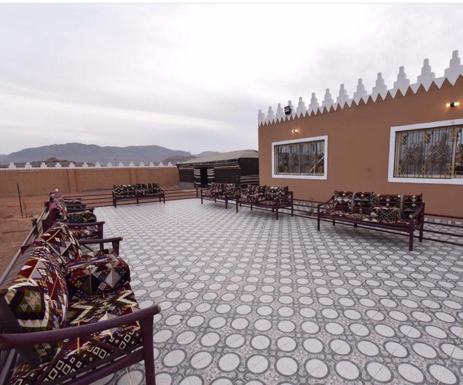 a group of benches sitting on a patio at جوهرة الرعيلة in Al Laqīţah