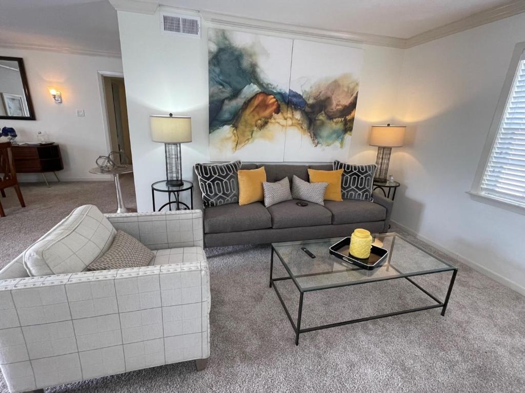 een woonkamer met een bank en een tafel bij The Terrace Room @ Galleria in Houston