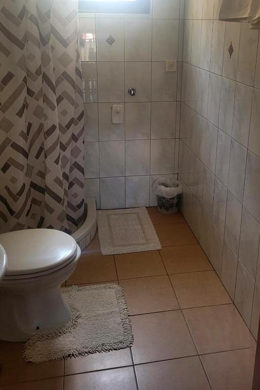 łazienka z toaletą i prysznicem w obiekcie Apartments with a parking space Sali, Dugi otok - 8136 w mieście Sali