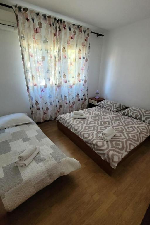 sypialnia z 2 łóżkami i zasłoną w obiekcie Apartments with a parking space Sali, Dugi otok - 8136 w mieście Sali