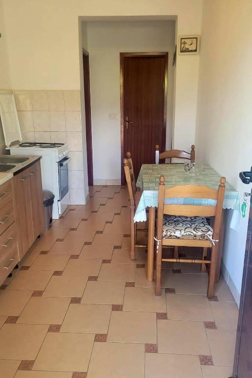 kuchnia ze stołem i krzesłami w pokoju w obiekcie Apartments with a parking space Sali, Dugi otok - 8136 w mieście Sali