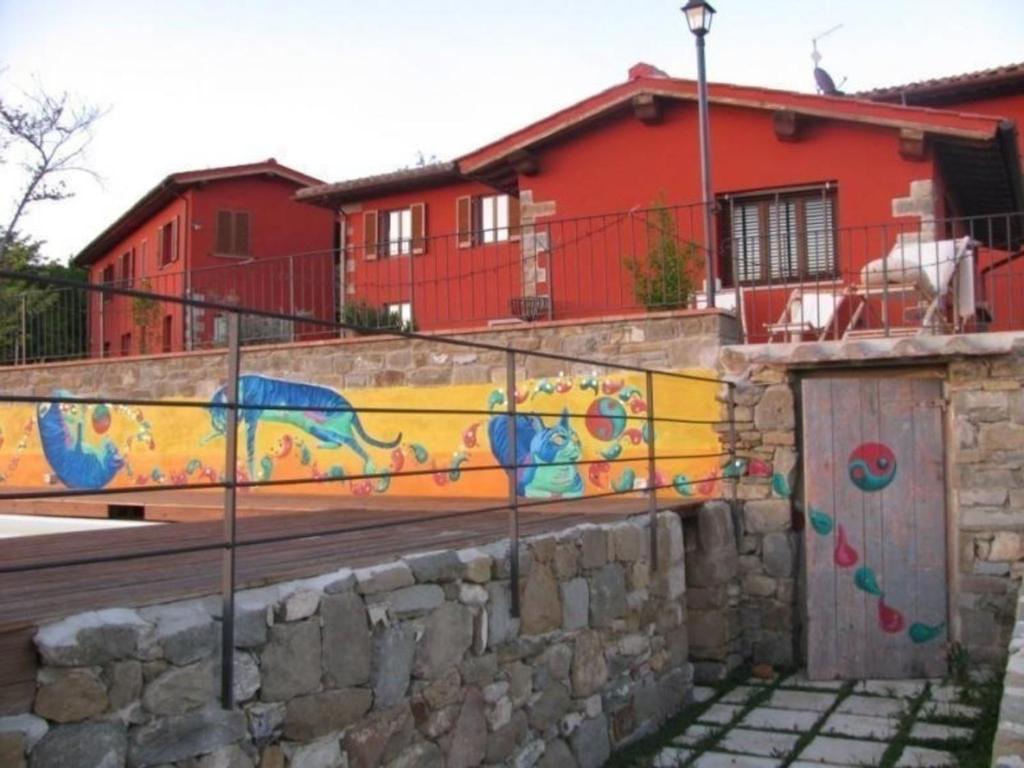 a mural on a wall in front of a building at Charmantes Appartement in Pian Di Scò mit gemeinsamem Pool und Panoramablick in Pian di Scò