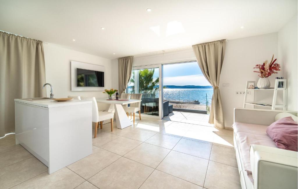 Μια τηλεόραση ή/και κέντρο ψυχαγωγίας στο Beautiful Apartment In Bibinje