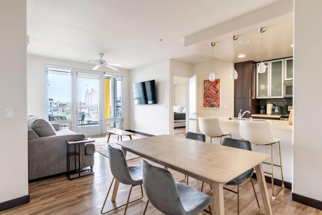 Brand New 2BR Luxury Apartment WeHo في لوس أنجلوس: مطبخ وغرفة معيشة مع طاولة وكراسي