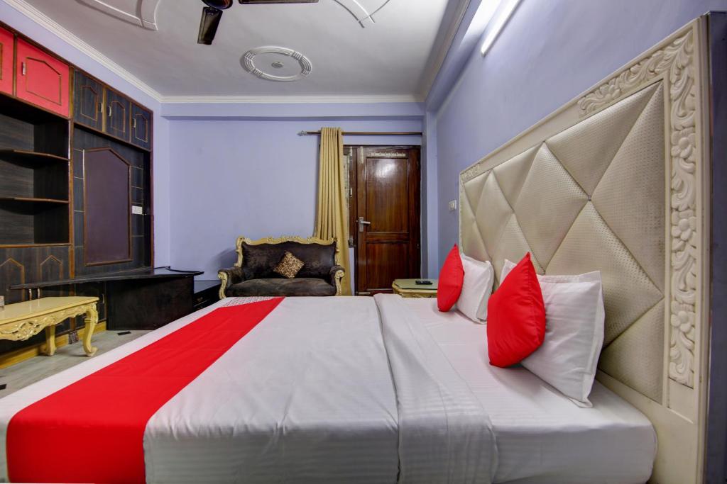 Una cama o camas en una habitación de OYO Flagship Lemon Tree Residency