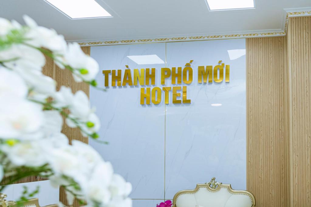 Una señal que dice "Gracias a Pho Mox Hotel" en Thành Phố Mới Hotel, en Ðịnh Hòa