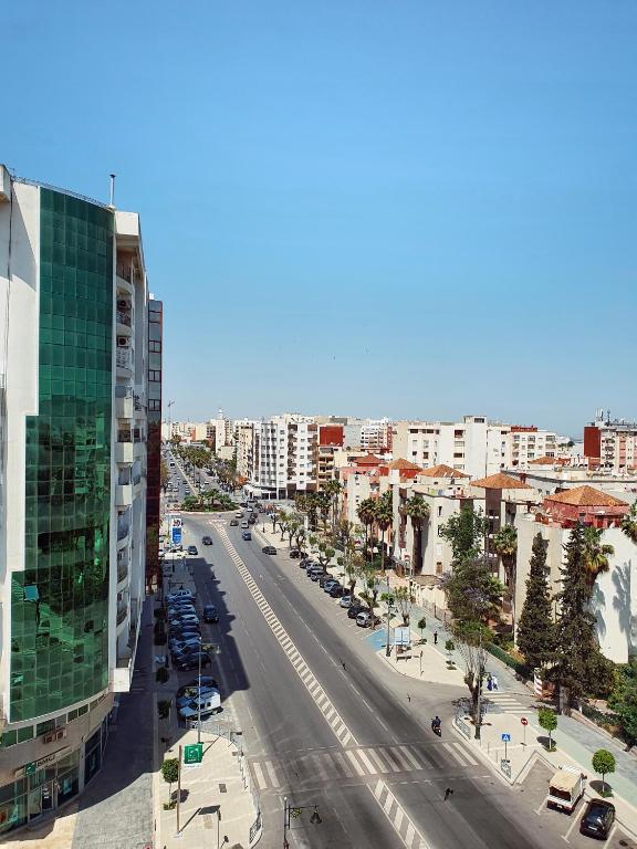 une vue aérienne sur une rue de la ville avec des bâtiments dans l'établissement logement exceptionnel réservé aux familles, à Meknès