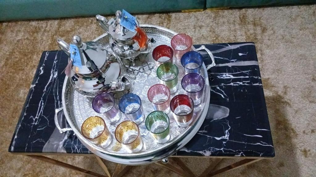 Dar limoune في مراكش: علبة من الكرات الزجاجية الملونة على الطاولة