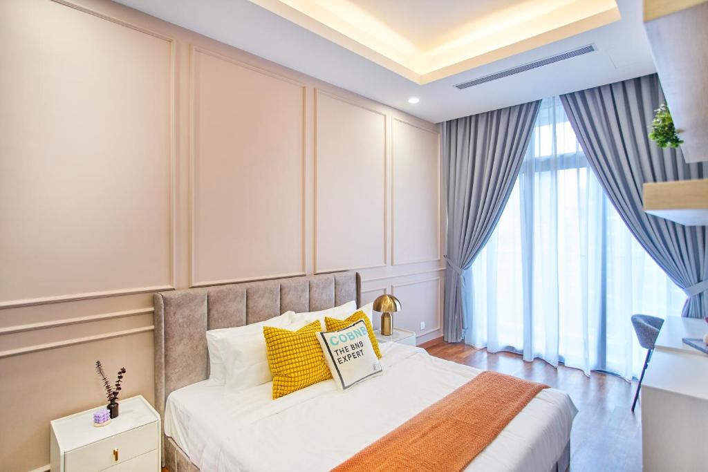 Postel nebo postele na pokoji v ubytování Royce Residence KLCC by Cobnb