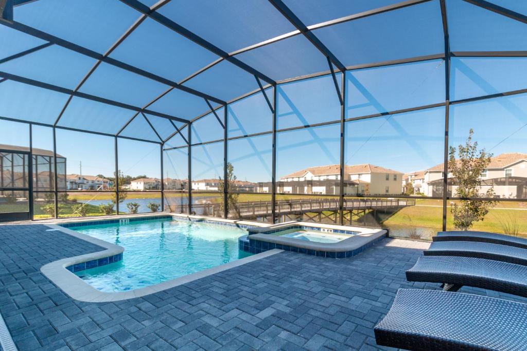 ein großes Schwimmbad mit Glasdach in der Unterkunft 2957 FS - Luxury Oasis: 6BR Villa Pool Game in Kissimmee