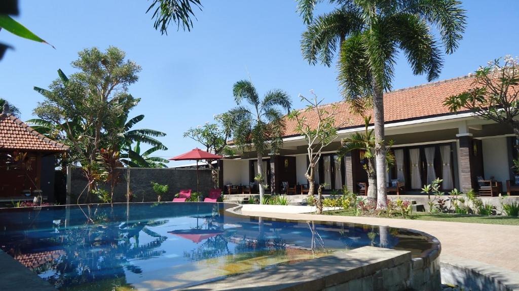 ein Resort mit einem Pool vor einem Gebäude in der Unterkunft Prabhu Suites in Lovina