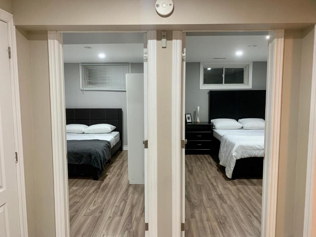 En eller flere senger på et rom på A bedroom in a basement