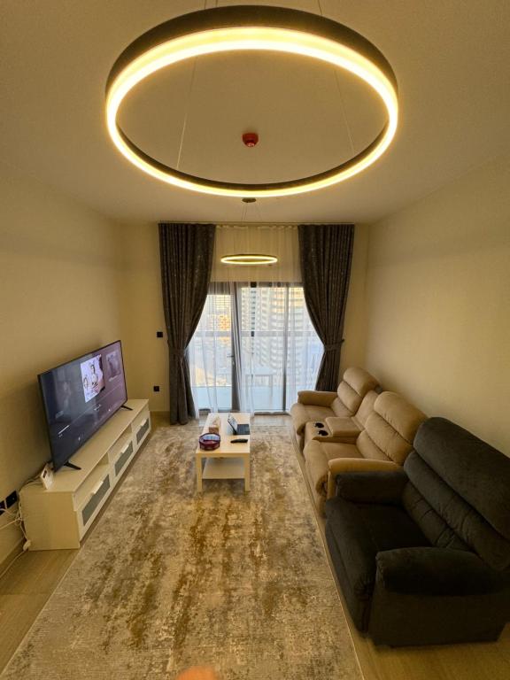 un soggiorno con divano e TV di sharja 1105 a Sharjah