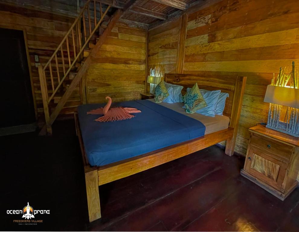 Ocean Prana Village في آميد: غرفة نوم عليها سرير وبجعة