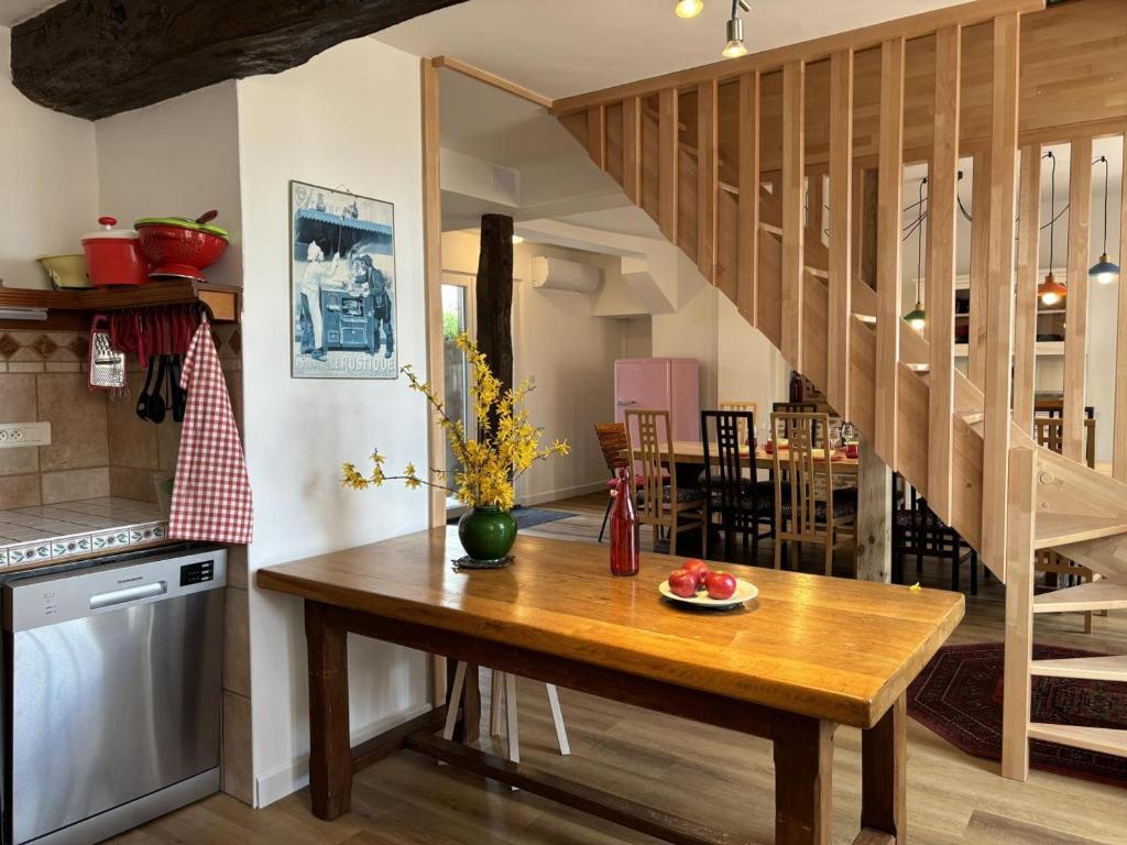 Kuchyň nebo kuchyňský kout v ubytování Grande maison rénovée avec jardin clos, idéale pour familles et amis, équipements variés, animaux acceptés - FR-1-489-50