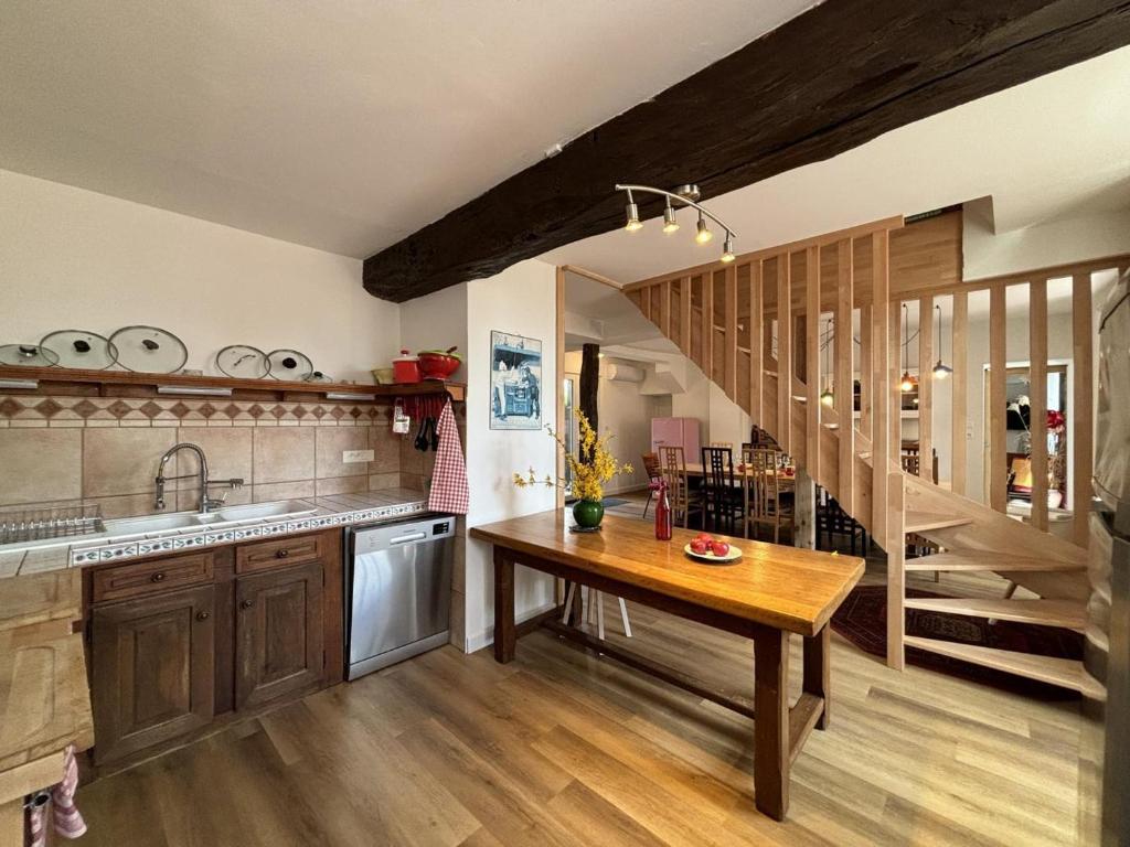 Kuchyň nebo kuchyňský kout v ubytování Grande maison rénovée avec jardin clos, idéale pour familles et amis, équipements variés, animaux acceptés - FR-1-489-50