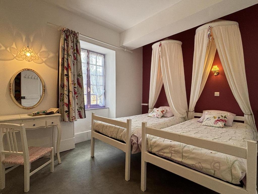 Postel nebo postele na pokoji v ubytování Grande maison rénovée avec jardin clos, idéale pour familles et amis, équipements variés, animaux acceptés - FR-1-489-50