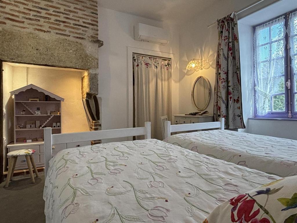 Postel nebo postele na pokoji v ubytování Grande maison rénovée avec jardin clos, idéale pour familles et amis, équipements variés, animaux acceptés - FR-1-489-50