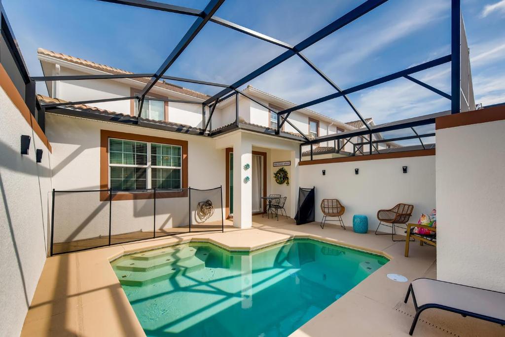 uma piscina numa casa com tecto de vidro em 4810 LL - 5BD Private Pool Townhome - Storey Lake em Kissimmee