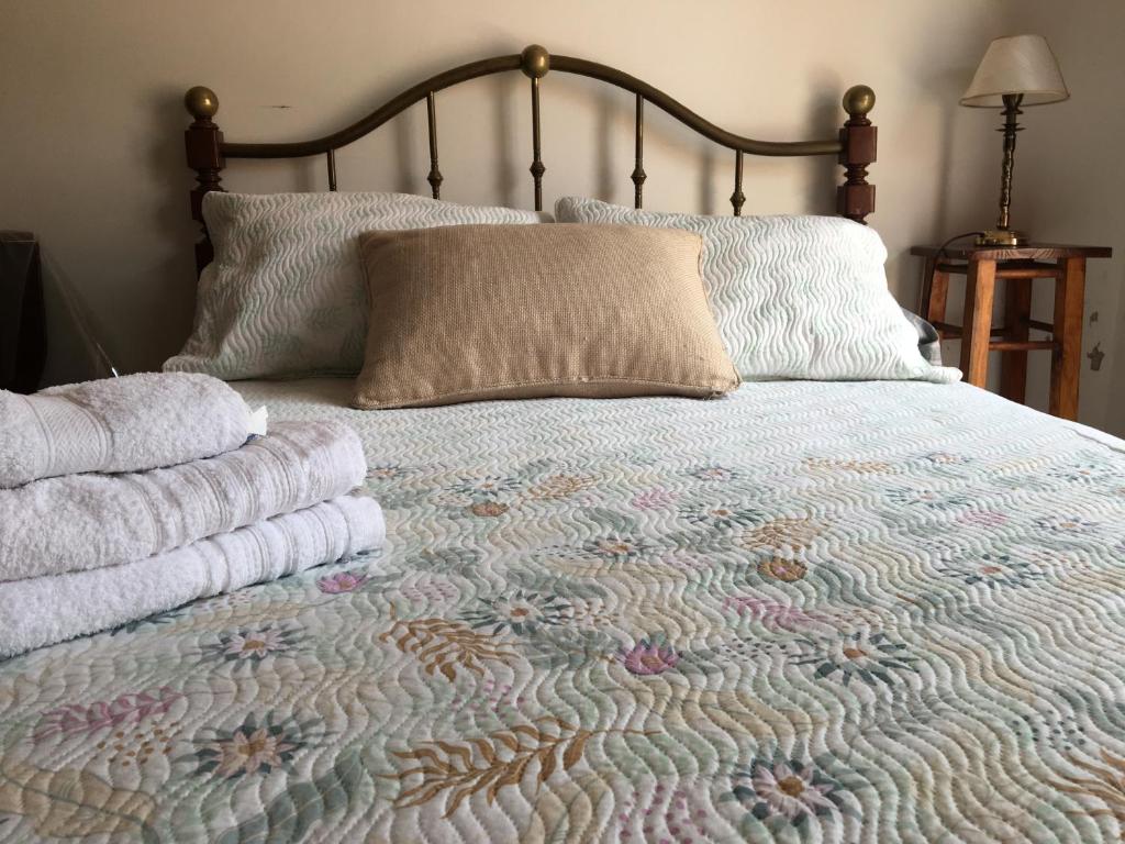 1 dormitorio con 1 cama con toallas en Brisa en San Antonio de Areco