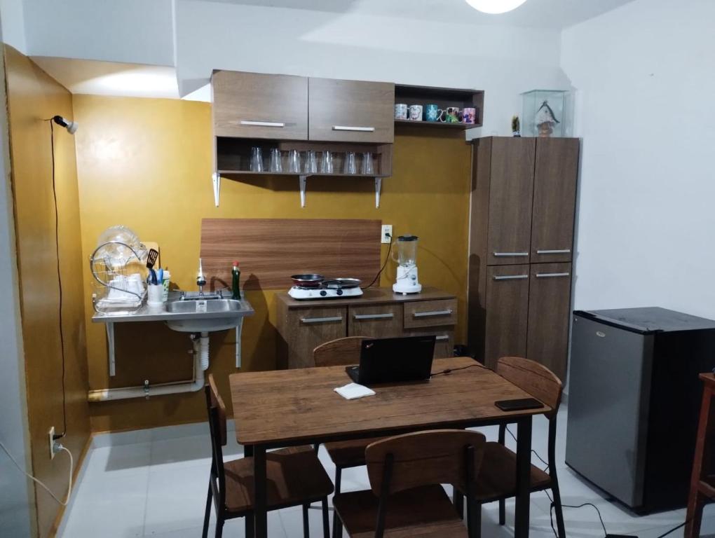 una cocina con mesa y ordenador portátil. en Residencia MJN, en Chignahuapan