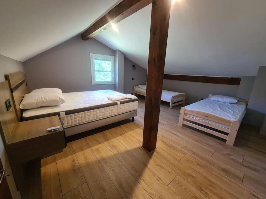 two beds in a room with a attic at Chalet Le Parc de Latour, au pied de la montagne in Latour-de-Carol