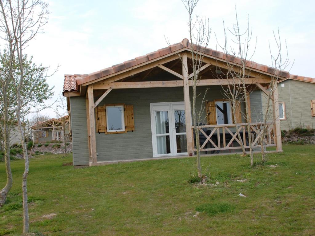 une petite maison avec un toit en gambrel dans l'établissement Chalet 2 chambres au calme, piscine chauffée, près du lac du Jaunay et plages de Vendée - FR-1-783-10, à La Chapelle-Hermier
