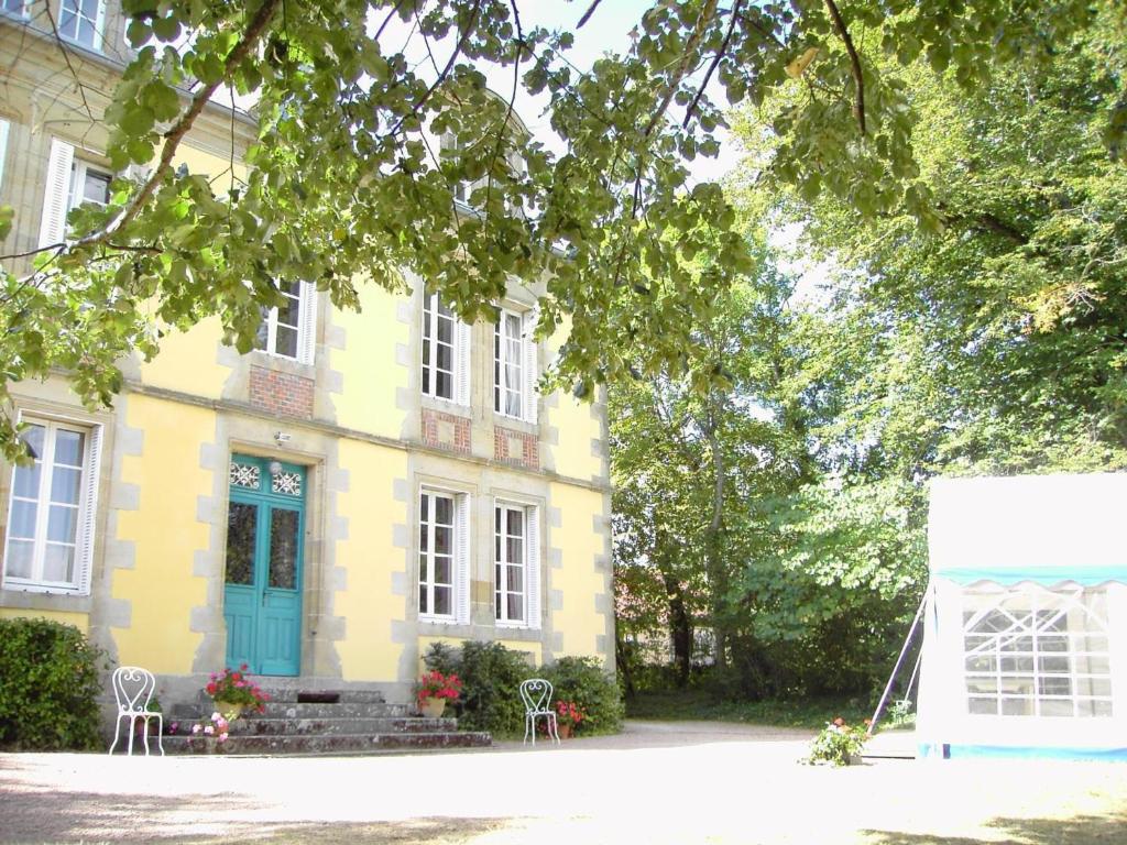 uma casa com uma porta azul e cadeiras em frente em Gîte Gipcy, 6 pièces, 10 personnes - FR-1-489-504 