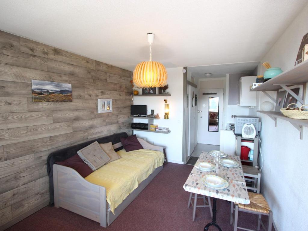 Zimmer mit einem Bett und einem Tisch in der Unterkunft Studio Chamrousse, 1 pièce, 4 personnes - FR-1-549-138 in Chamrousse