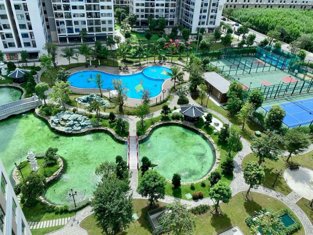- une vue aérienne sur une piscine dans un parc dans l'établissement Vinhomes Grand Park Studio Apartment Ho Chi Minh City, à Long Bình