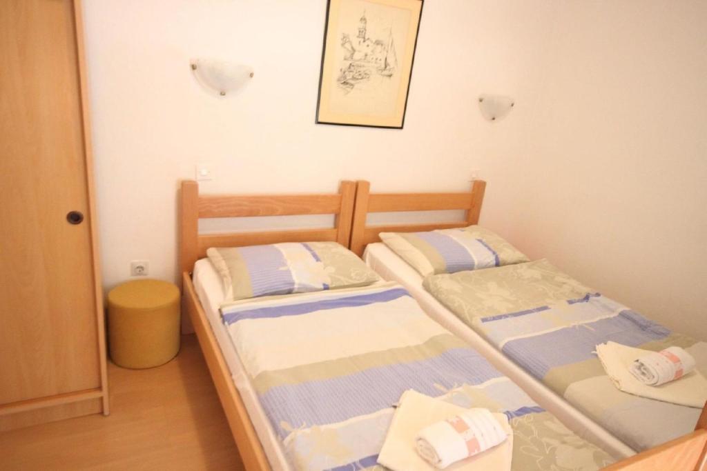 Tempat tidur dalam kamar di Ferienwohnung in Rabac mit Grill und Panoramablick