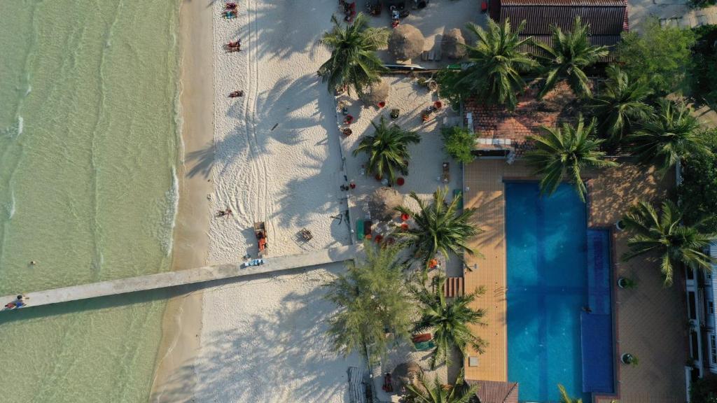 een uitzicht over een strand met palmbomen bij May Beach Resort in Koh Rong Island