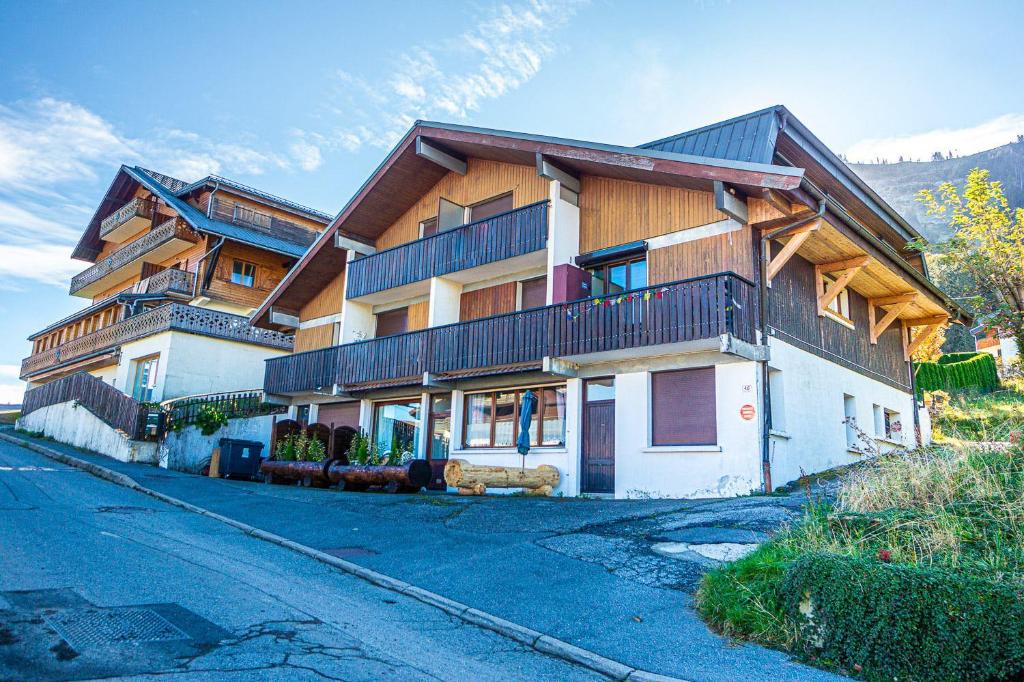 un grand bâtiment au bord d'une rue dans l'établissement 