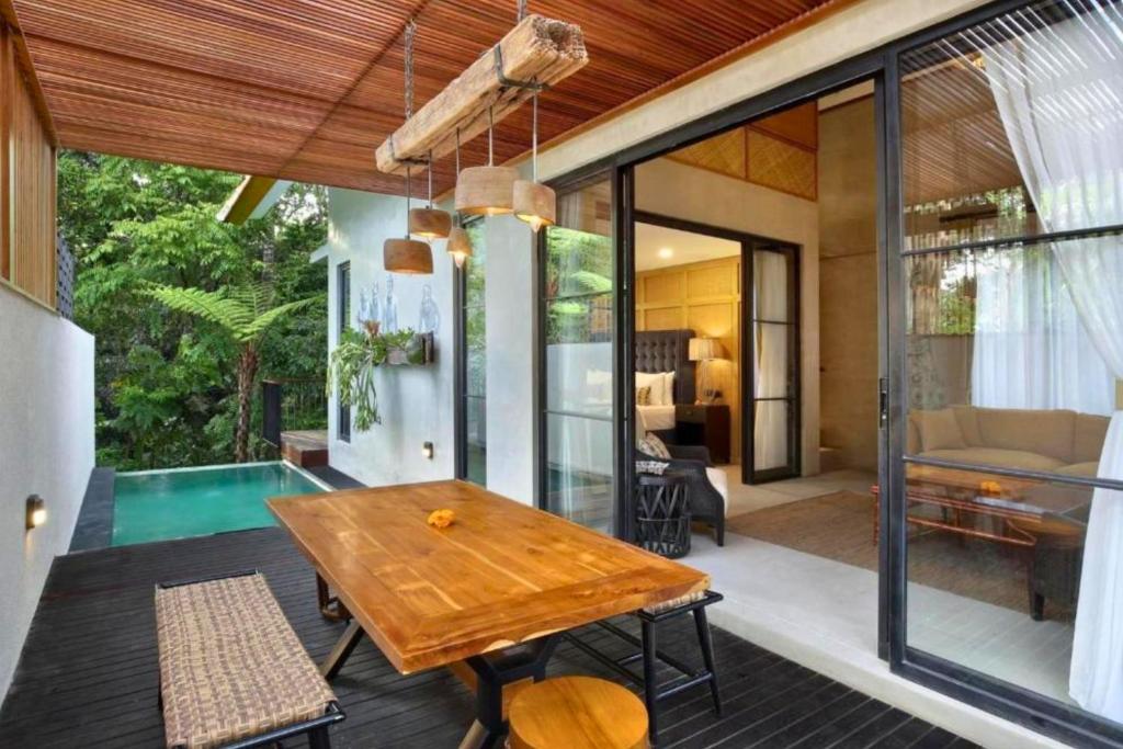 烏布的住宿－Luxury 2BR Private Pool loft forest ZN54，庭院中设有木桌的房子