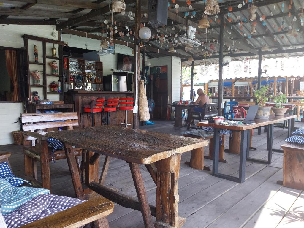 Restoran või mõni muu söögikoht majutusasutuses Jonnie's Riverside Resort