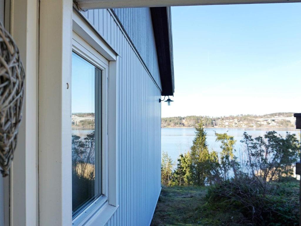 ein Fenster eines Hauses mit Blick auf das Wasser in der Unterkunft Holiday home Uddevalla X in Uddevalla