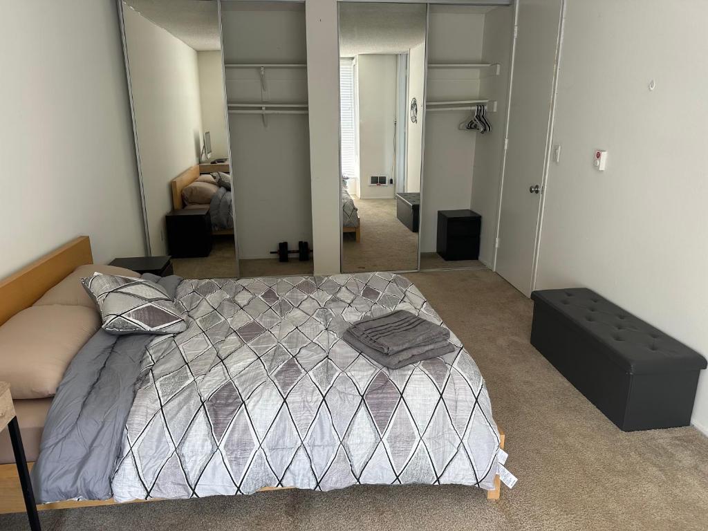 um quarto com uma cama e um espelho em Marine em Los Angeles