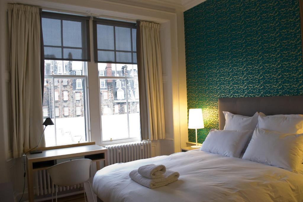 Llit o llits en una habitació de Grasshopper Hotel Glasgow