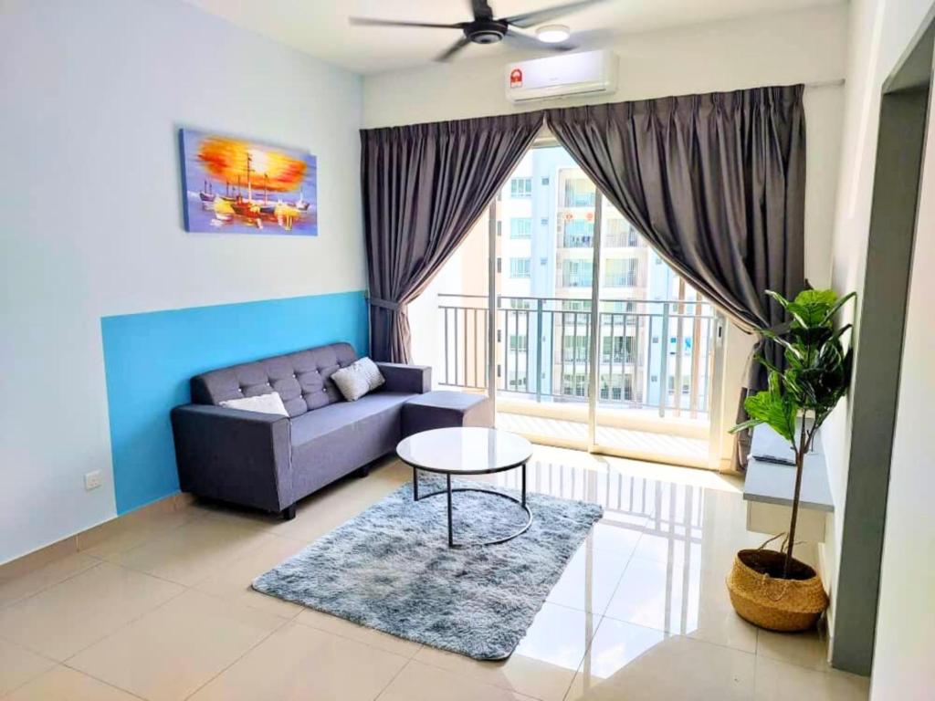een woonkamer met een bank en een tafel bij BAYU HOME in Seremban
