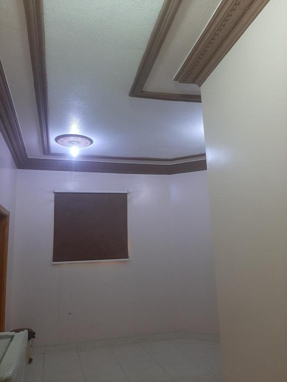 a room with a ceiling with a tv on it at حي الملك فهد in Ad Dawādimī