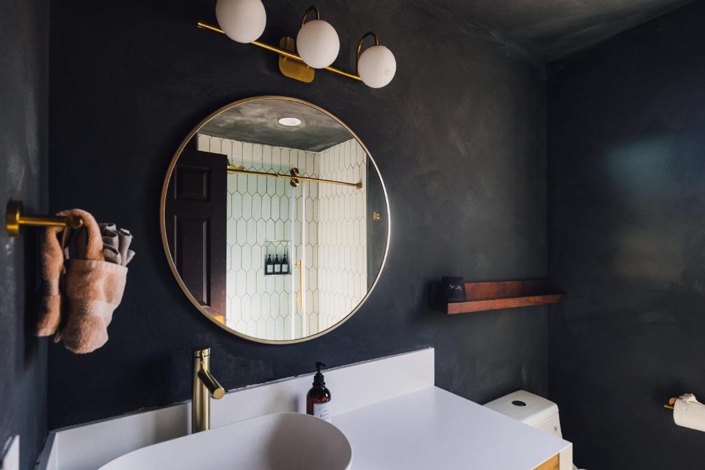 Foto de la galería de Heated Pool, Hot Tub, Plunge, Game Room, and Kid's Toys! en Joshua Tree