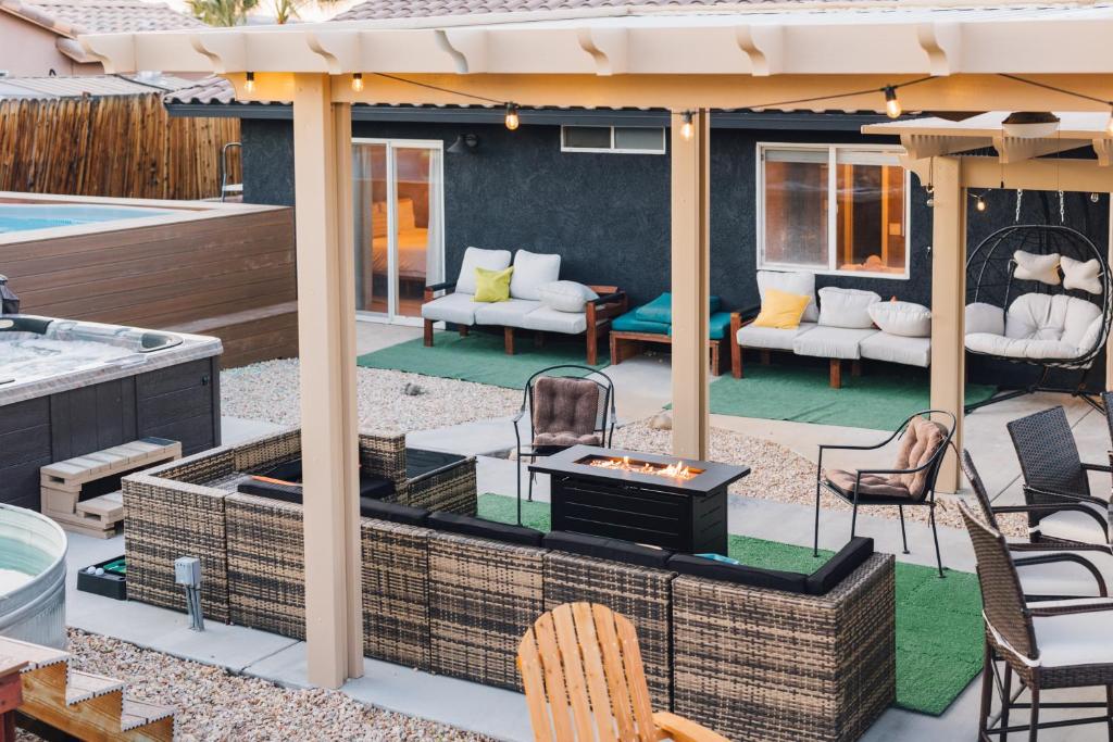 Foto de la galería de Heated Pool, Hot Tub, Plunge, Game Room, and Kid's Toys! en Joshua Tree