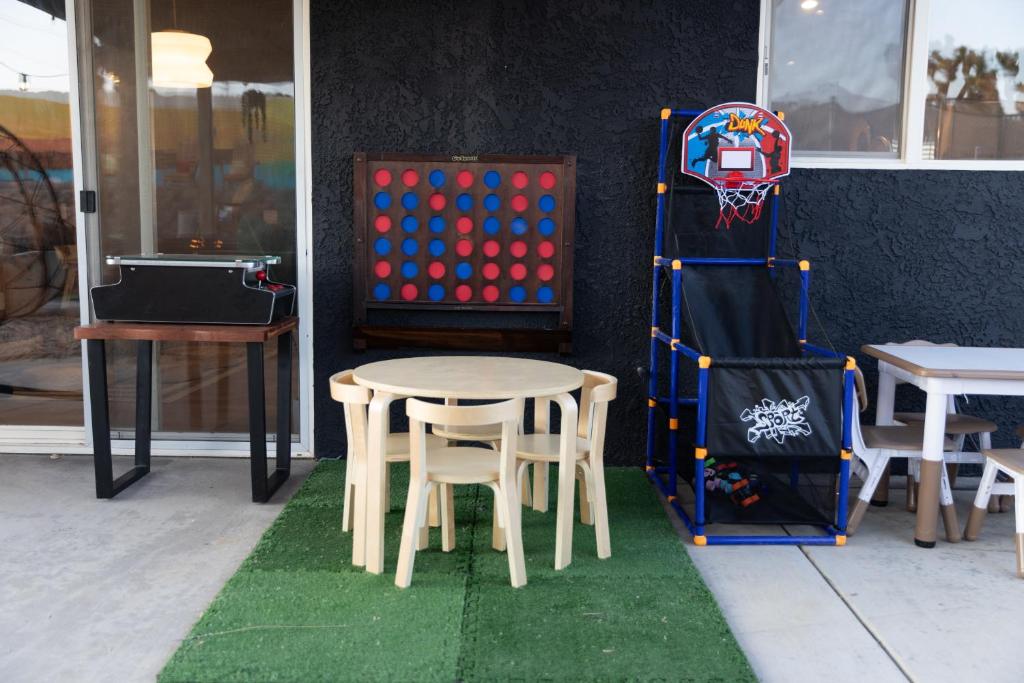 Foto de la galería de Heated Pool, Hot Tub, Plunge, Game Room, and Kid's Toys! en Joshua Tree