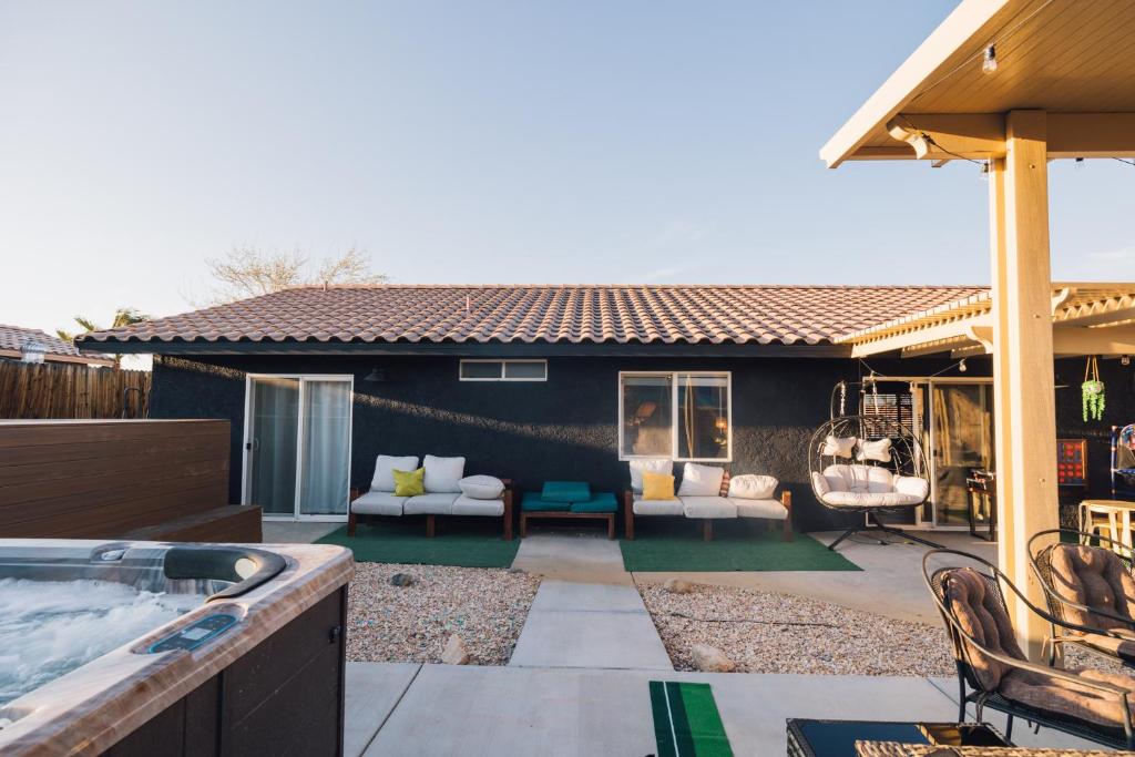 Foto de la galería de Heated Pool, Hot Tub, Plunge, Game Room, and Kid's Toys! en Joshua Tree