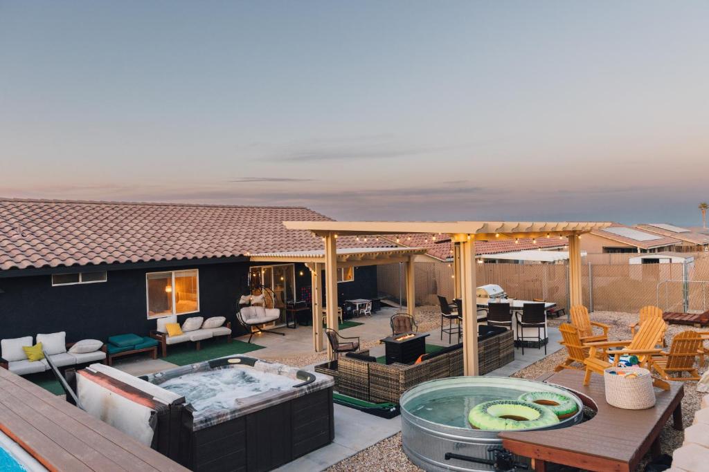 Foto de la galería de Heated Pool, Hot Tub, Plunge, Game Room, and Kid's Toys! en Joshua Tree